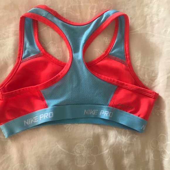 NikePro sports Bras - Picture 4 of 4